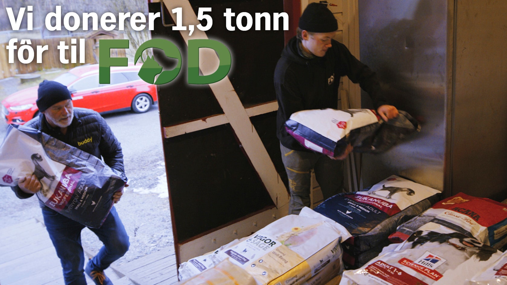 Avbildet: Buddy donerer 1,5 tonn fôr til FOD-gården - fôret bæres inn på lageret - Les mer her!