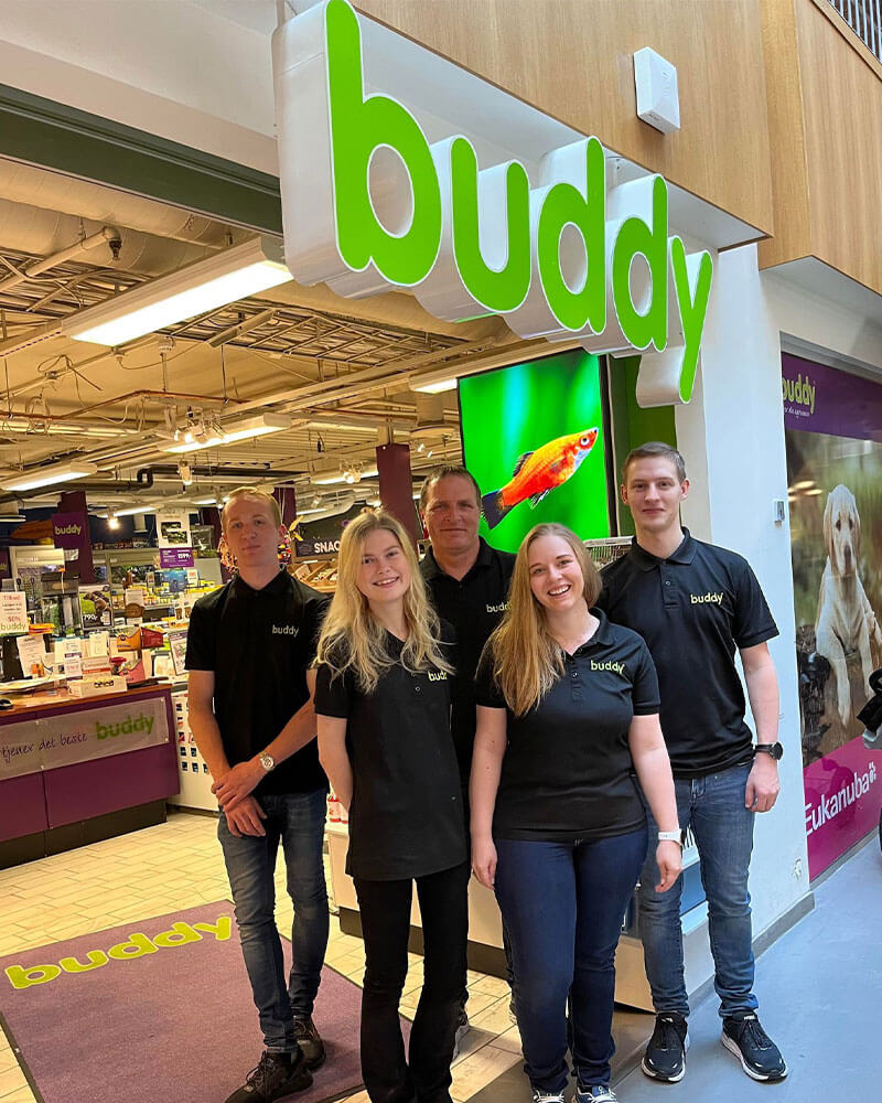 Bilde av ansatte på Buddy Lillestrøm utenfor butikken